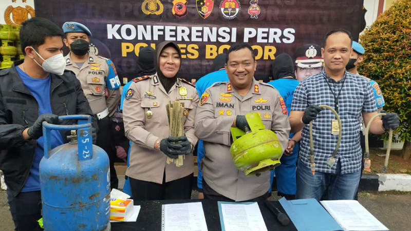 Polisi Bongkar ‘Pabrik’ Gas Oplosan di Dramaga Bogor, Ratusan Tabung dan Satu Pelaku Diamankan
